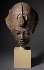 Hoofd van Amenhotep III met Blauwe Kroon, ca. 1391-1353 v.Chr.