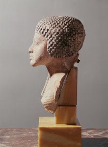 Linkerprofiel van het hoofd van een prinses uit de familie van Akhenaten, Nieuwe Koninkrijk (beschilderde kalksteen)