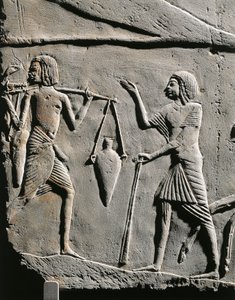 Leven in een militair kamp: waterdrager ontvangt orders van een officier, reliëf uit het graf van Horemheb in Saqqara. (detail) door Egyptian 18th Dynasty