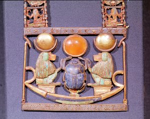 Halsketting van de Rijzende Zon, uit het graf van Toetanchamon (c.1370-52 v.Chr.) Nieuwe Koninkrijk (goud ingelegd met halfedelstenen) (detail) door Egyptian 18th Dynasty