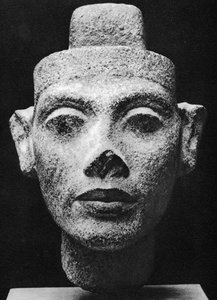 Nefertiti, koningin-gemalin van Akenaton (Akhenaten) de ketter farao. 14e eeuw v.Chr. (beeldhouwwerk in donker granieten buste) door Egyptian 18th Dynasty