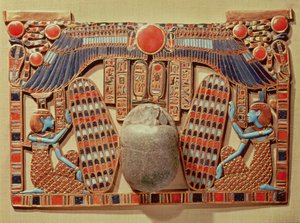 Pectoraal versierd met de gevleugelde scarabee beschermd door Isis en Nephthys, uit het graf van Toetanchamon
