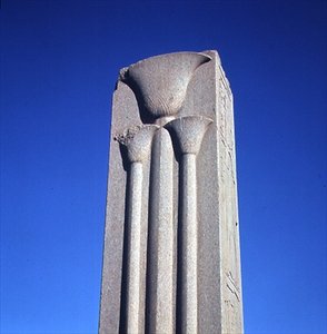 Zuil versierd met gestileerde lotusplanten, uit het Grote Tempelcomplex van Amon, Nieuwe Koninkrijk