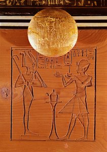 Draagbare kist, detail van Toetanchamon (c.1370-1352 v.Chr.) die een offer brengt aan Osiris, uit het graf van Toetanchamon, Nieuwe Koninkrijk (ebbenhout, ivoor, hout & brons) door Egyptian 18th Dynasty