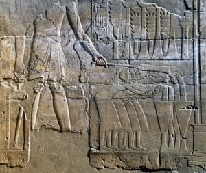 Priester die het werk van vrouwen superviseert, muur reliëf, colonnade van de Tempel van Amon (Unesco Werelderfgoedlijst) door Egyptian 18th Dynasty