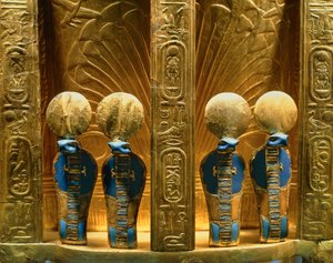 Keerzijde van de troon van farao Toetanchamon met vier gouden uraeuscobrafiguren (goud met lapis lazuli) door Egyptian 18th Dynasty
