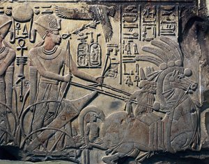 Stele van Amenhotep III die de farao toont die een wagen bestuurt, 1391-1353 v.Chr., beeldhouwwerk in steen, Caïro, Egyptisch Museum, Caïro. Afkomstig uit Qina, Dayr al-Bahri, Thebe. door Egyptian 18th Dynasty