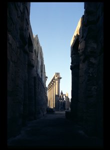 Uitzicht vanaf het hof van Ramses II naar de zuilengalerij van Amenophis III
