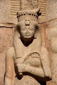 Oude Egyptische kunst (UNESCO Werelderfgoed): Voet van het kolossale standbeeld van Ramses II (1298-1234 v.Chr.) met zijn dochter en vrouw Bentanta (of Bent Anath of Bent Anath). Egypte, Karnak, oostelijke oever van de Nijl door Egyptian 19th Dynasty