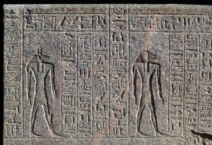 Afbeelding van Anubis, detail van inscriptie en reliëf van Anubis en een andere god, sarcofaag van Amenhotep, Memphis, Egypte, Nieuwe Koninkrijk, Dynastie XIX door Egyptian 19th Dynasty