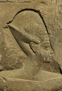 Detail van een reliëf dat een faraohoofd afbeeldt (steen) door Egyptian 19th Dynasty