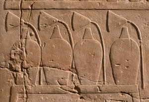 Detail van een reliëf met kruiken en lotus bloemen door Egyptian 19th Dynasty