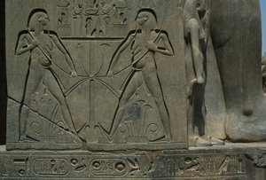 Detail van een reliëf dat twee mannen afbeeldt door Egyptian 19th Dynasty
