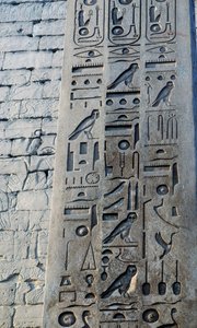 Detail van roze granieten obelisk, hoogte 25 meter, in opdracht van Ramses II, Tempel van Amon, Karnak Tempelcomplex, Luxor, Thebe (Unesco Werelderfgoedlijst) door Egyptian 19th Dynasty