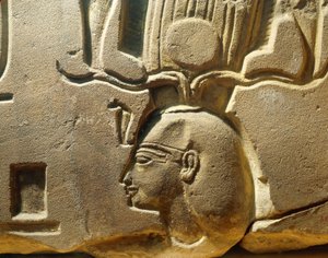 Egypte, Luxor, Oud-Thebe, Assasif-vallei, fragment van reliëf dat Ramses II en cartouches toont