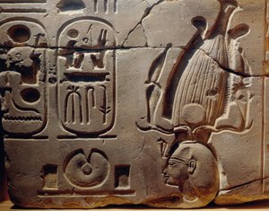 Egypte, Luxor, Oud Thebe, Assasif Vallei, fragment van reliëf met Ramses II en cartouches