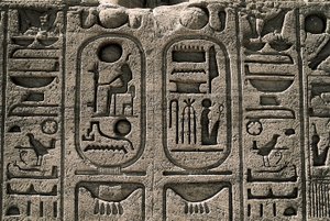 Egyptische oudheid: reliëf van de tempel van Ramses II, 1271-1256 v.Chr., Abu Simbel, Aswan, Egypte