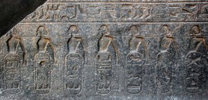 Egyptische oudheid: detail van een reliëf dat de emblemen van de door farao Ramses II (1292-1186 v.Chr.) veroverde gebieden versiert. Tempel van Luxor. Oostelijke oever (Thebe), Egypte door Egyptian 19th Dynasty