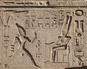 Egyptische oudheid: detail van de architraaf die de voorstelling van Farao Ramses II eert de god Amon en hiërogliefen, tempel van Farao Ramses II (1292-1186 v.Chr.) in Luxor. Oostelijke Oever (Thebe), Egypte door Egyptian 19th Dynasty