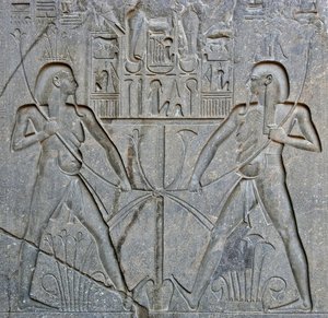 Egyptische oudheid: detail van de basis van het standbeeld van farao Ramses II (1292-1186 v.Chr.) dat de vereniging van Opper- en Neder-Egypte voorstelt. Tempel van Luxor. Oostelijke oever (Thebe), Egypte door Egyptian 19th Dynasty