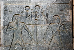 Egyptische oudheid: detail van de basis van het standbeeld van Farao Ramses II (1292-1186 v.Chr.) dat de vereniging van Opper- en Neder-Egypte voorstelt. Tempel van Luxor. Oostelijke Oever (Thebe), Egypte door Egyptian 19th Dynasty