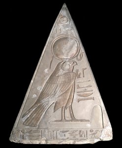 Egyptische antiquiteit: piramidepunt van de kapel van Ramose versierd met de voorstelling van Ra-Harakte, god van de opkomende zon door Egyptian 19th Dynasty