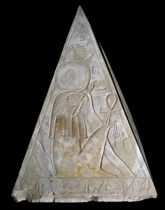 Egyptische antiquiteit: piramidepunt van de kapel van Ramose gedecoreerd met de voorstelling van Re-Atum (Re Atum of Ra-Atum of Ra Atum of Re Toum) godheid van de ondergaande zon. 19e dynastie (1295-1190 v.Chr.) Deir el Medineh Dim. h. 70 cm Turijn Egyptis door Egyptian 19th Dynasty
