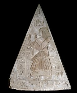 Egyptische antiquiteit: piramidepunt van de kapel van Ramose gedecoreerd met de voorstelling van de late aanbidding van Ra-Harakte (Re Harakte) godheid van de opkomende zon