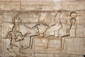 Egyptische oudheden: reliëf dat farao Ramses II voorstelt voor de godheden van de Thebaanse triade, Amon, Mut en Khonsu; Dodentempel gewijd aan farao Ramses II (1279-1213 v.Chr.), site van Ramasseum in Luxor, Egypte