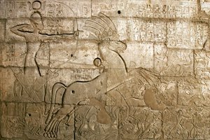 Egyptische oudheden: reliëfs die de heldendaden van Ramses II tijdens de Slag bij Qadesh in 1274 v.Chr. vieren, de farao wordt afgebeeld op zijn strijdwagen, de dodentempel gewijd aan farao Ramses II (1279-1213 v.Chr.), Ramasseum site in Luxor, Egypte