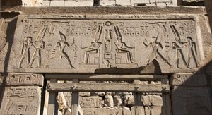 Egyptische oudheid: zicht op de architraaf die de voorstelling van Farao Ramses II eert de god Amon en hiërogliefen, tempel van Farao Ramses II (1292-1186 v.Chr.) in Luxor. Oostelijke Oever (Thebe), Egypte door Egyptian 19th Dynasty
