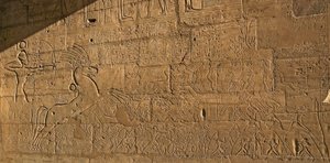 Egyptische oudheden: uitzicht op de reliëfs die de heldendaden van Ramses II tijdens de Slag bij Qadesh in 1274 v.Chr. vieren, funerair tempel gewijd aan farao Ramses II door Egyptian 19th Dynasty
