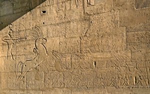 Egyptische oudheid: zicht op de reliëfs die de heldendaden van Ramses II tijdens de Slag bij Qadesh in 1274 v.Chr. vieren, Herdenkingstempel gewijd aan Farao Ramses II (1279-1213 v.Chr.), locatie van Ramasseum in Luxor, Egypte. door Egyptian 19th Dynasty