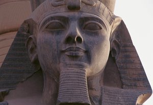 Gezicht van standbeeld van Ramses II zittend, Thebaanse Necropolis door Egyptian 19th Dynasty