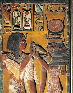 Godin Hathor biedt haar ketting aan de Farao aan (laag reliëf) door Egyptian 19th Dynasty