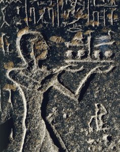 Granieten standbeeld dat prins Merneptah in aanbidding toont, gewijd aan god Ptah