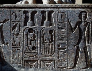Hiërogliefen, detail van hoef van kolossaal standbeeld van koning, Ramesses II Binnenplaats, Tempel van Amon (Unesco Werelderfgoedlijst)