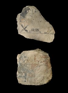 Kalkstenen ostraca met humoristische schetsen in rode en zwarte inkt