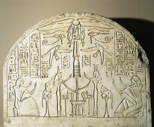 Kalkstenen stèle van Perinefer, met Isis en Neftis die een fetisj aanbidden die Osiris vertegenwoordigt, uit Abydos, Regering van Ramses II