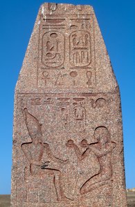 Obelisk met reliëfs en inscripties van Ramses II, Grote Tempel van Amon, Tanis, Egypte, Egyptische beschaving, Nieuwe Rijk, Dynastie XIX door Egyptian 19th Dynasty