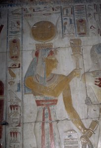 Geschilderd reliëf met afbeelding van godin Hator, kapel van Osiris, Tempel van Seti I
