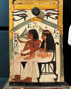 Beschilderde houten shabti-doos van Khabekhent, overledene zittend met zijn vrouw, detail