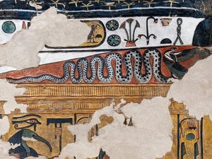 Schilderij van een gevleugelde cobra in het graf van koningin Nefertari
