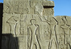 Reinigingsscène, reliëf, Tempel van Amon, Karnak tempelcomplex (UNESCO Werelderfgoedlijst)