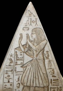 Pyramidion in kalksteen geplaatst op de top van de kapelgraven in de piramides. Er zijn serieuze scènes die de zonnecyclus en de aanbidding van de zon door de overledene uitbeelden. Het komt uit Deir el Medina door Egyptian 19th Dynasty