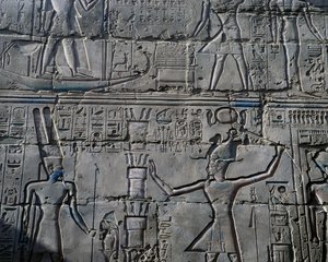 Koningin Hatsjepsoet voor God Amon, (detail), reliëf, binnenmuren van Grote Hypostyle Hal, Karnak tempelcomplex (Unesco Werelderfgoedlijst)