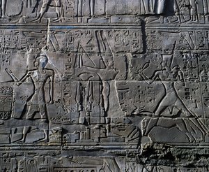 Koningin Hatsjepsoet voor God Amon, detail van scènes van offers aan goden, reliëf, binnenmuren van de Grote Hypostyle Hal, Karnak tempelcomplex (Unesco Werelderfgoedlijst)