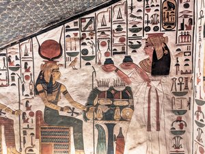 Koningin biedt rituele vazen aan door Egyptian 19th Dynasty