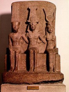 Ramesses II zittend tussen Amun en Mut, uit Karnak, Nieuwe Koninkrijk