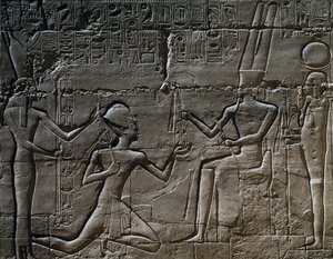 Ramesses II voor Amon-Ra, reliëf, Grote Hypostyle Hal, Tempel van Amon, Karnak Tempelcomplex (Unesco Werelderfgoedlijst) door Egyptian 19th Dynasty